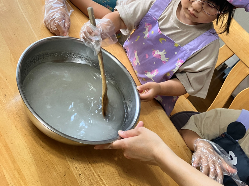 こんにゃく芋粉と水を混ぜる